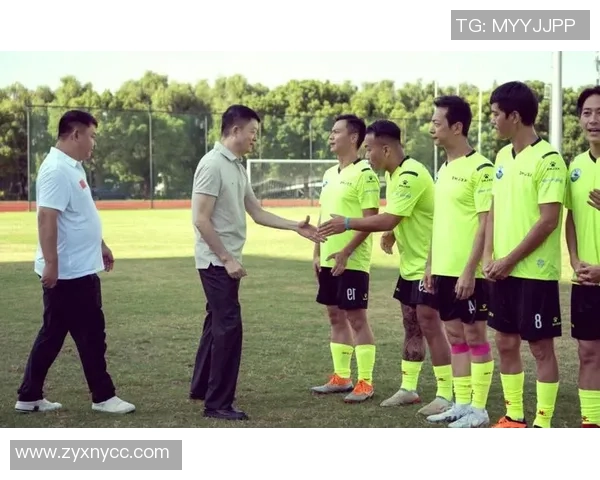 足球明星在场上激情对话揭秘比赛背后的默契与策略